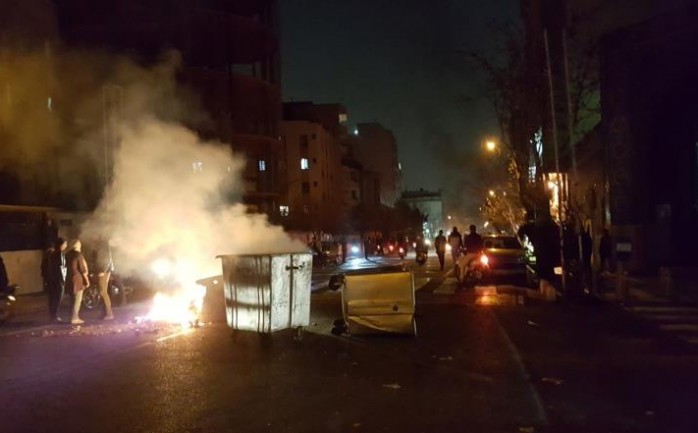 مدن إيرانية عدة تشهد احتجاجات مستمرة منذ أربعة أيام (رويترز)